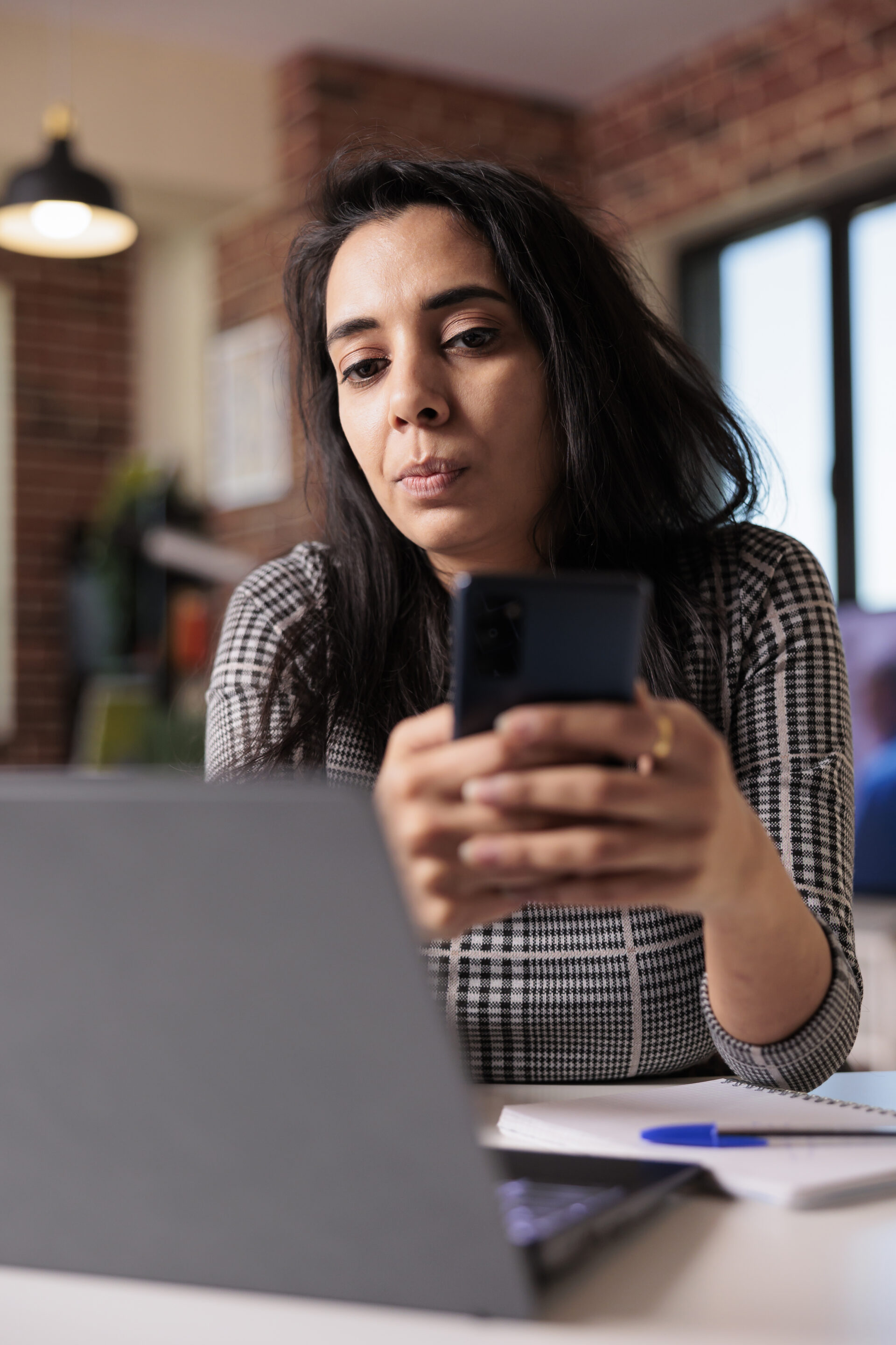 O custo da comunicação desalinhada: quando redes, site e atendimento não contam a mesma história